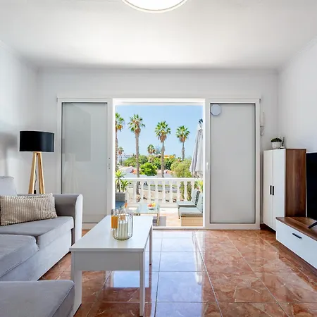 Oasis San Eugenio By Altamar Homes 아파트 아데제