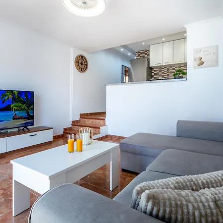 Oasis San Eugenio By Altamar Homes 아파트 아데제
